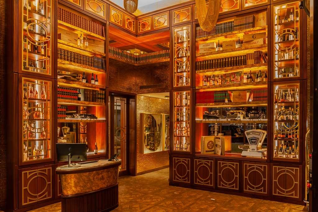 Wine & Books Lisboa Hotel ภายนอก รูปภาพ The interior of the Harry Potter store at Platform 9¾ at King's Cross
