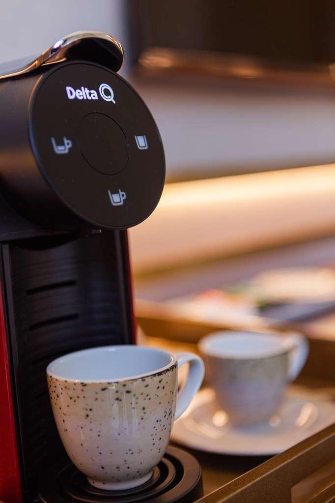 Wine & Books Lisboa Hotel ห้อง รูปภาพ A single serve coffee machine