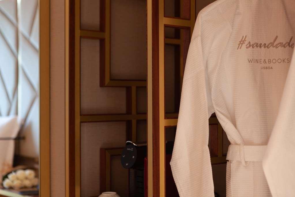 Wine & Books Lisboa Hotel ห้อง รูปภาพ A bathrobe
