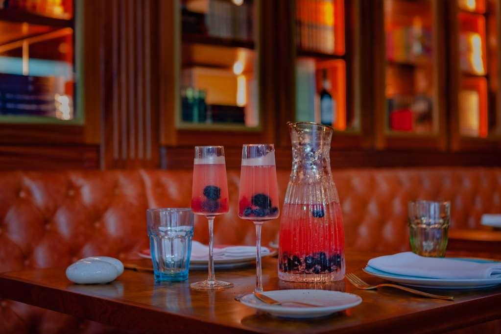Wine & Books Lisboa Hotel ร้านอาหาร รูปภาพ A table at the restaurant