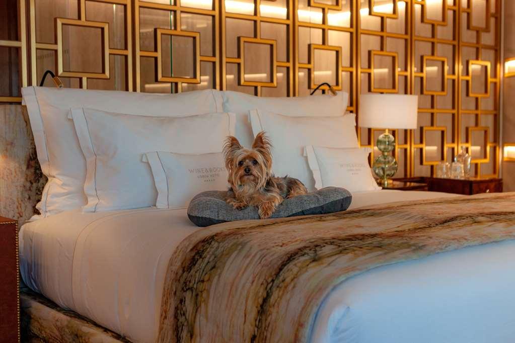 Wine & Books Lisboa Hotel สิ่งอำนวยความสะดวก รูปภาพ A dog on a bed
