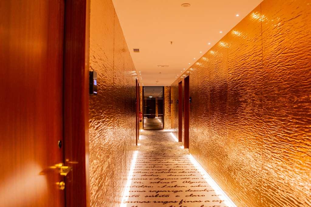 Wine & Books Lisboa Hotel สิ่งอำนวยความสะดวก รูปภาพ A corridor at the hotel