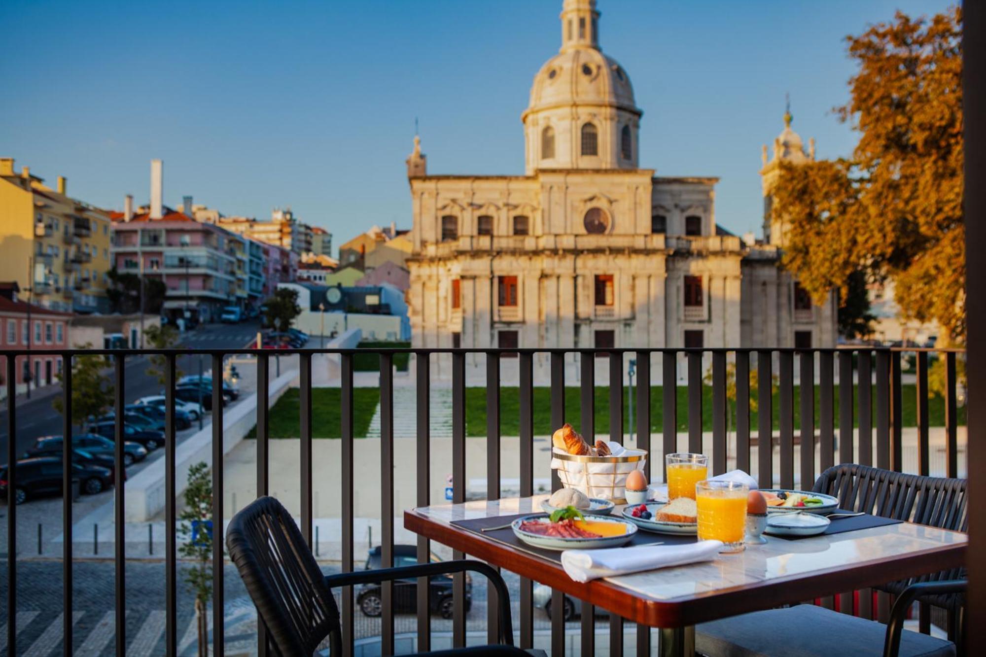Wine & Books Lisboa Hotel ภายนอก รูปภาพ Breakfast at the hotel