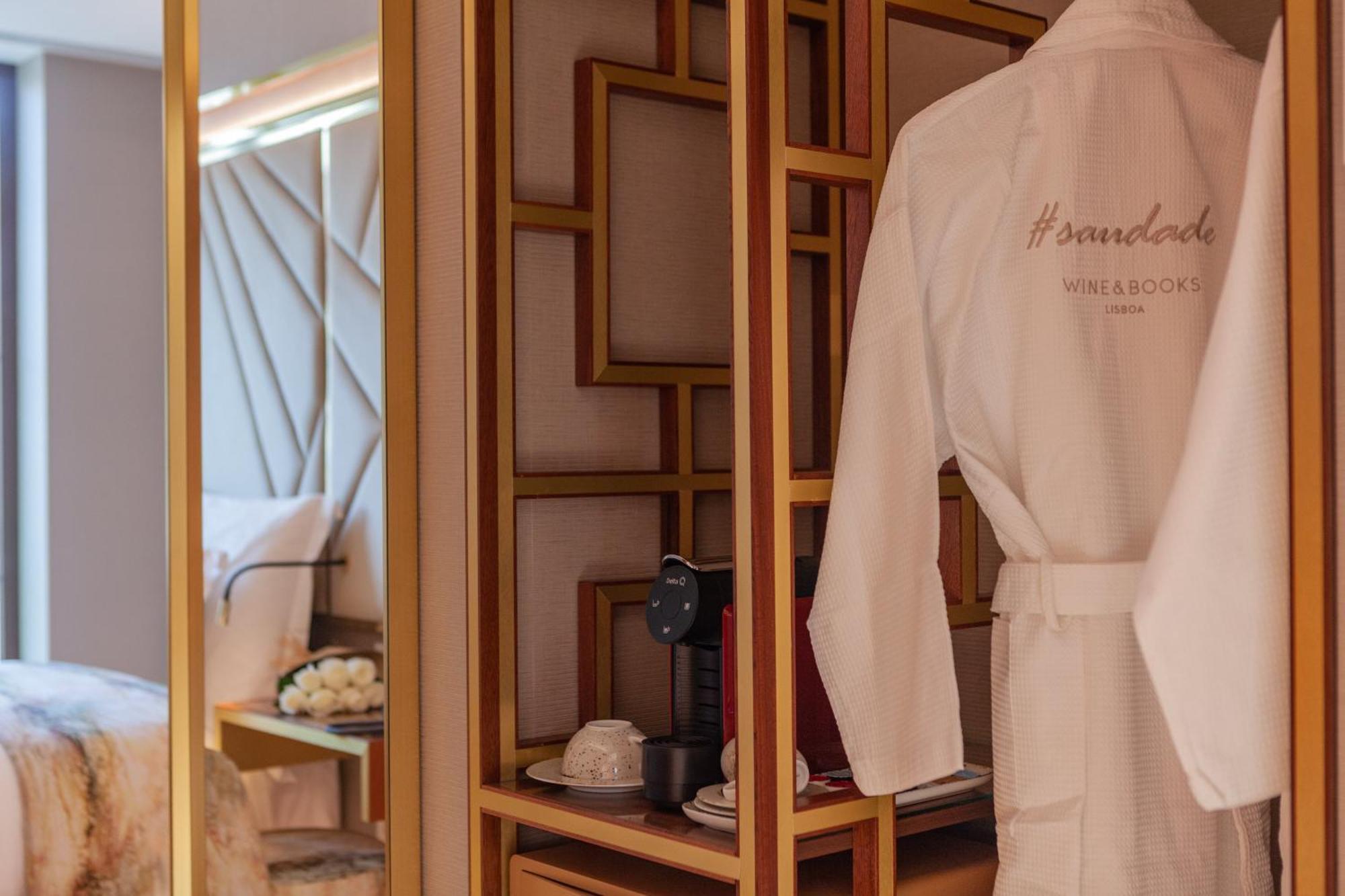 Wine & Books Lisboa Hotel ภายนอก รูปภาพ A bathrobe