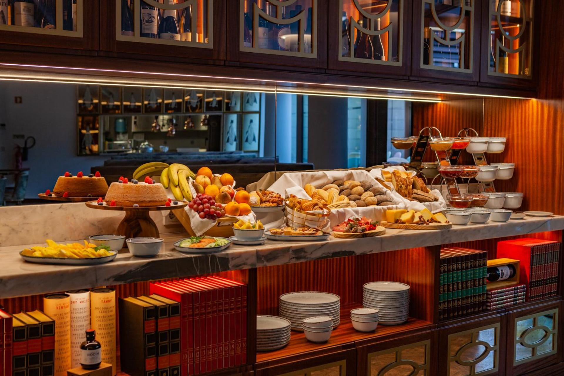 Wine & Books Lisboa Hotel ภายนอก รูปภาพ A buffet at a restaurant