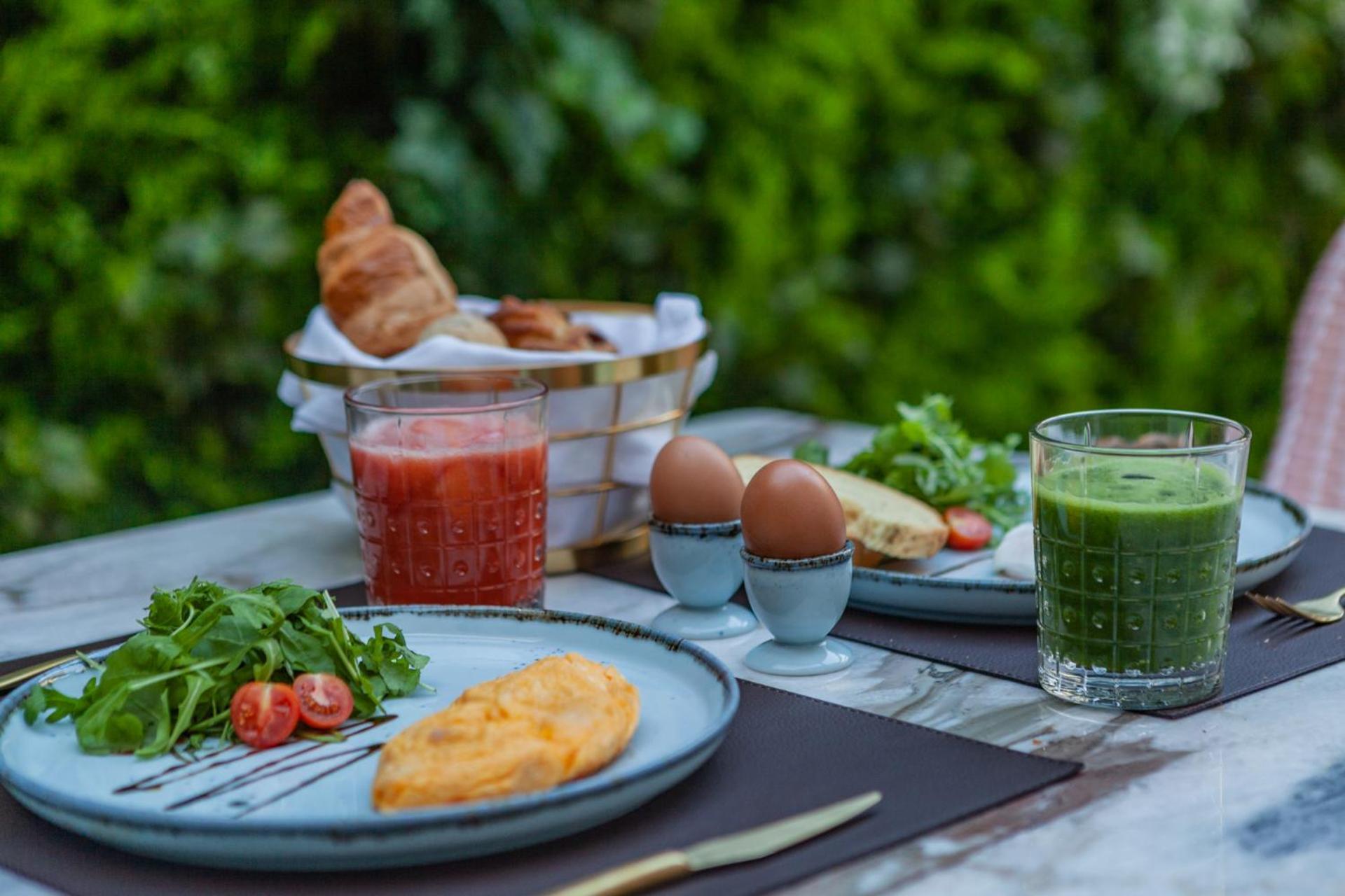 Wine & Books Lisboa Hotel ภายนอก รูปภาพ Breakfast at the Hotel