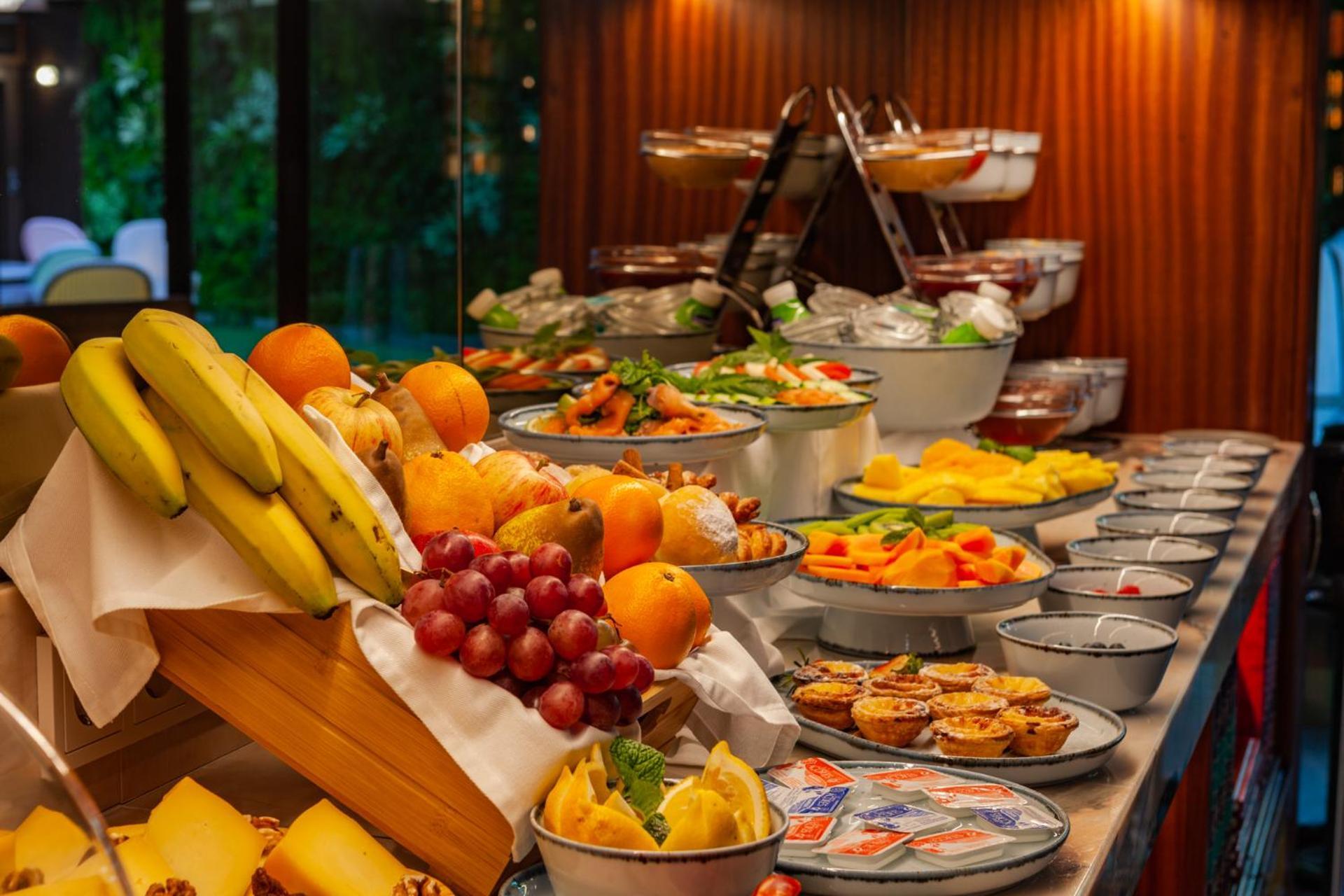 Wine & Books Lisboa Hotel ภายนอก รูปภาพ A buffet at a hotel