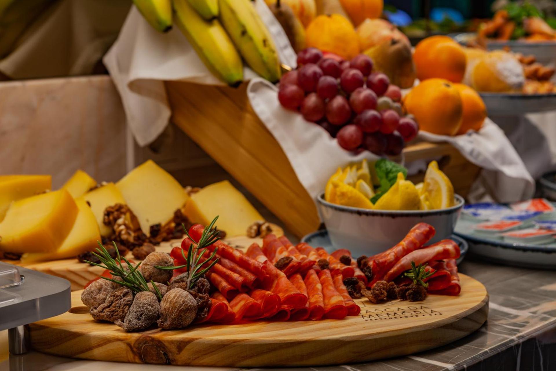 Wine & Books Lisboa Hotel ภายนอก รูปภาพ A selection of fruit and cheese