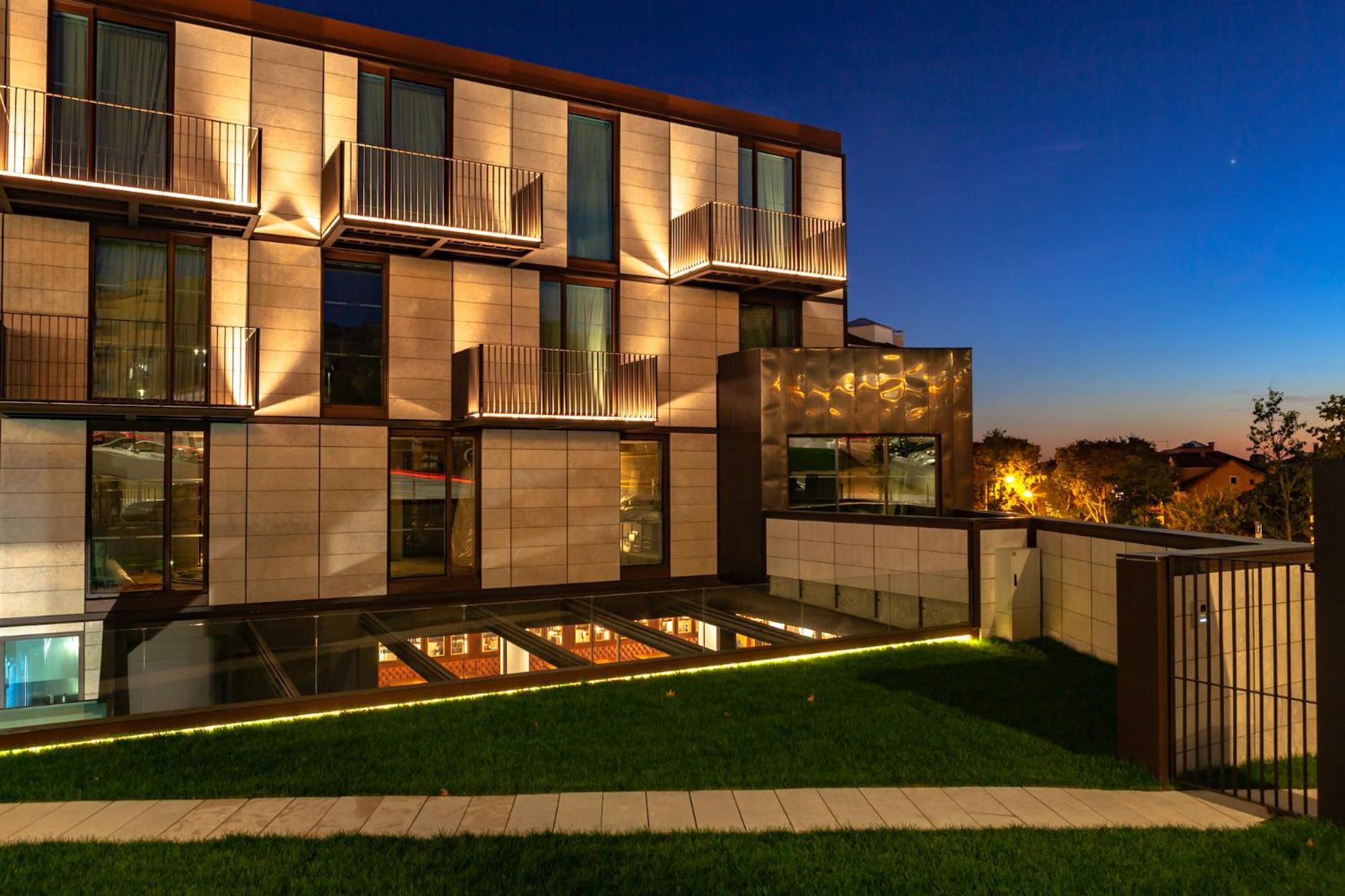 Wine & Books Lisboa Hotel ภายนอก รูปภาพ The hotel at night