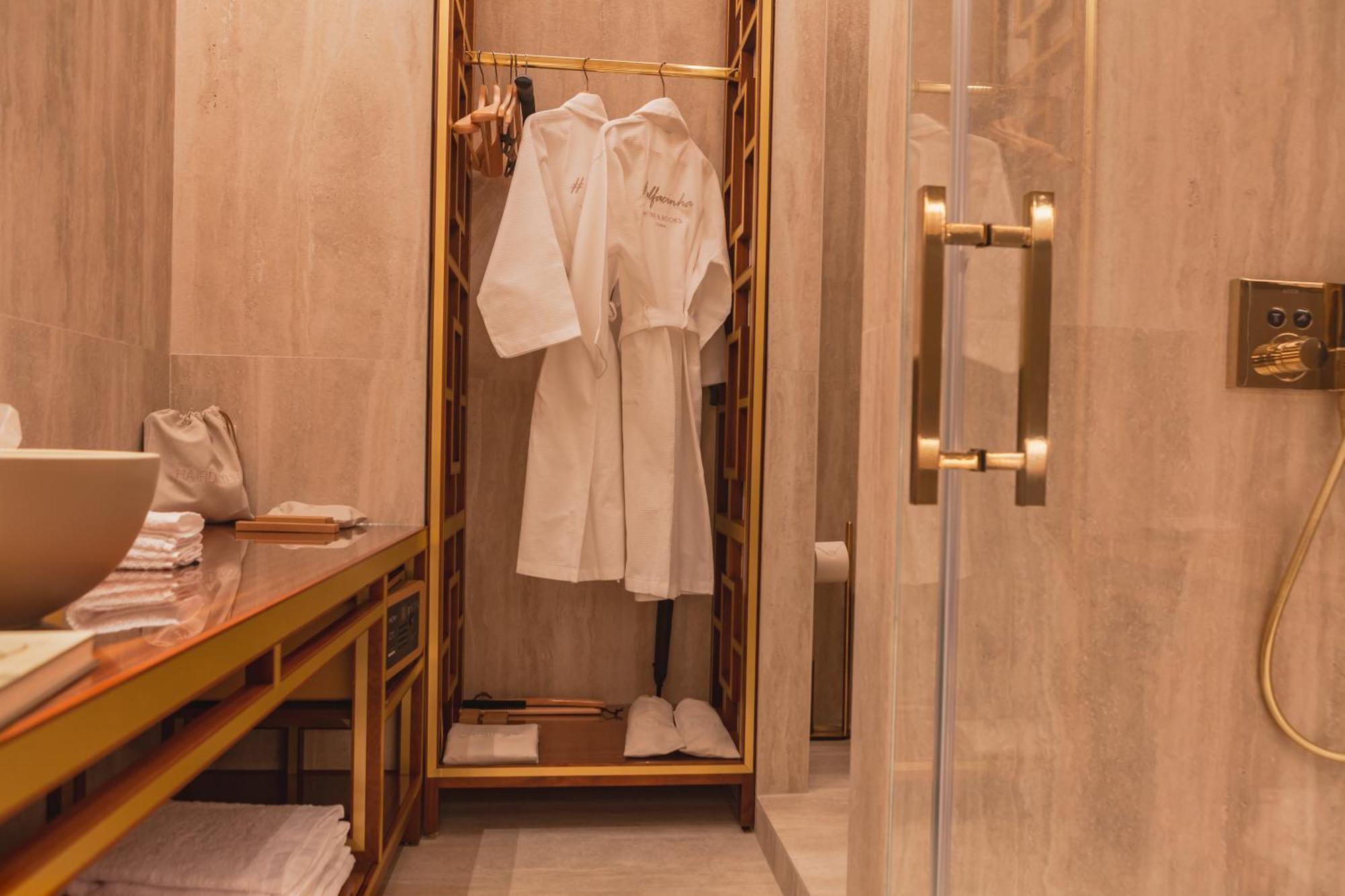 Wine & Books Lisboa Hotel ห้อง รูปภาพ A bathrobe in a hotel bathroom